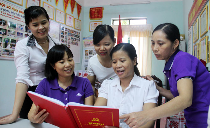 Cán bộ, đảng viên Trường Tiểu học thị trấn Thắng (Hiệp Hòa) duy trì việc ghi “Nhật ký làm theo Bác”.