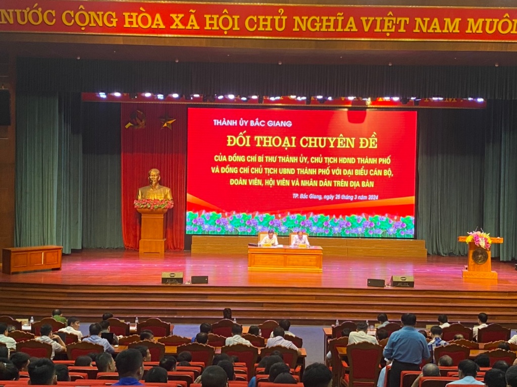 Cán bộ, hội viên phụ nữ thành phố Bắc Giang  tham gia đối thoại với người đứng đầu cấp ủy, chính...