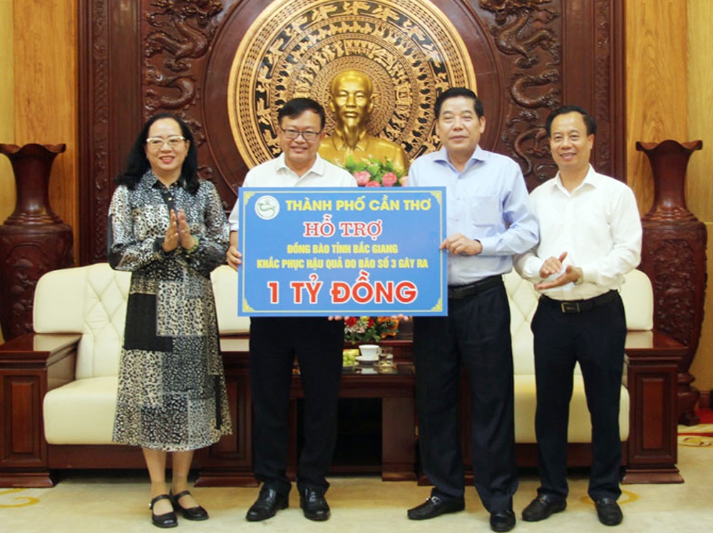 Đoàn công tác của tỉnh Bến Tre và TP Cần Thơ đến thăm, hỗ trợ tỉnh Bắc Giang khắc phục hậu quả...
