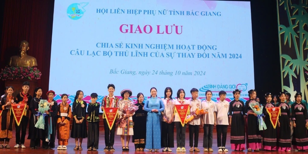 PHỤ NỮ BẮC GIANG GIAO LƯU, CHIA SẺ KINH NGHIỆM HOẠT ĐỘNG CÂU LẠC BỘ THỦ LĨNH CỦA SỰ THAY ĐỔI NĂM...