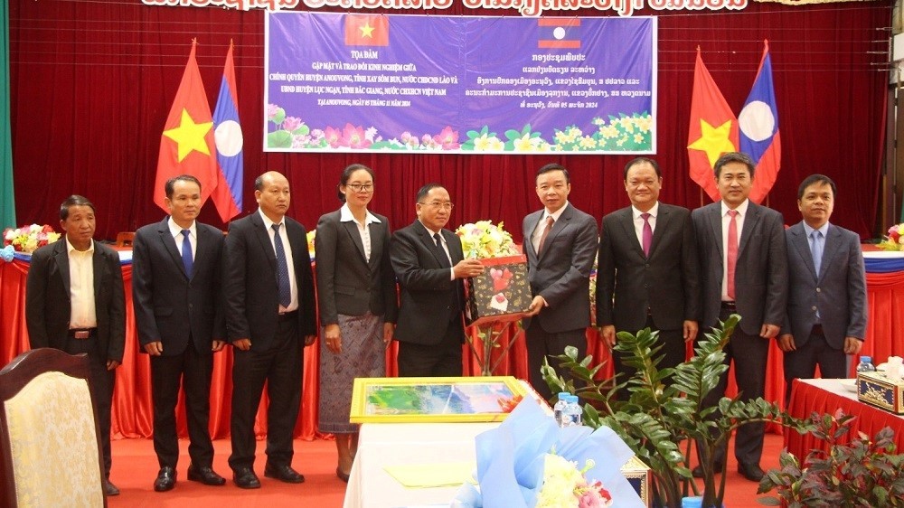 Đoàn công tác huyện Lục Ngạn thăm, làm việc tai huyện A Nu Vông, tỉnh Xay Sổm Bun, nước Cộng hòa...