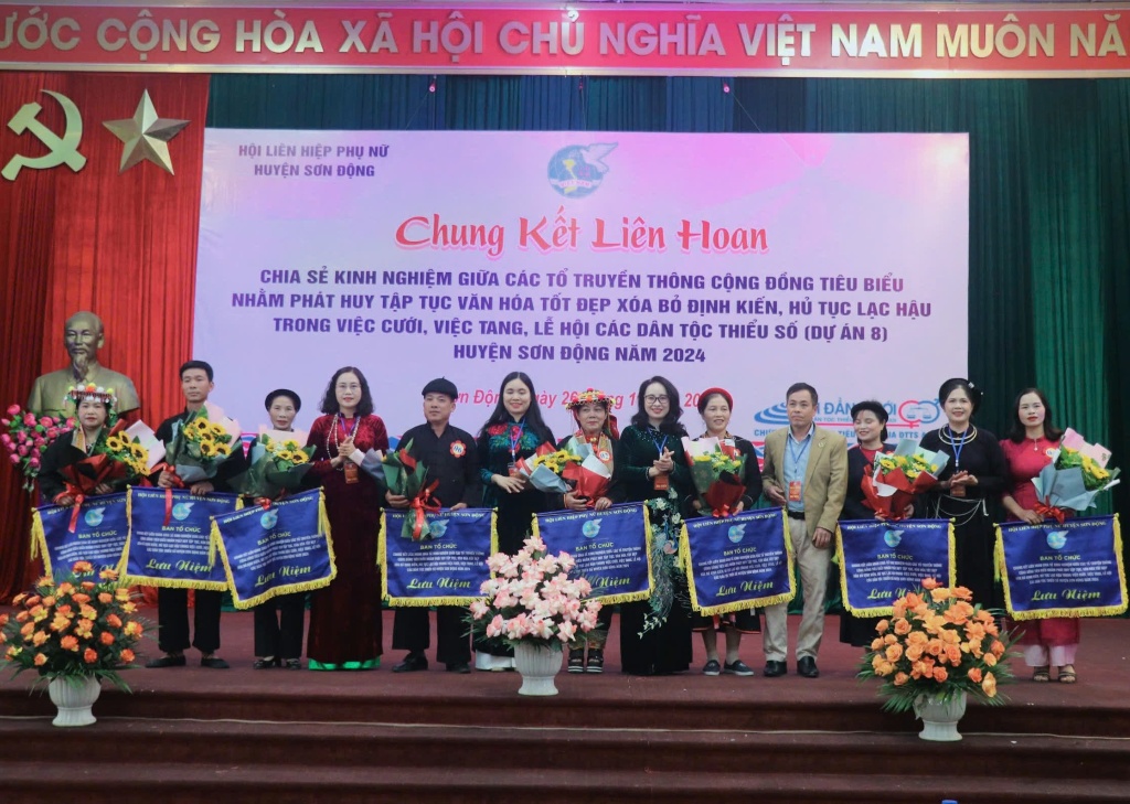 Phụ nữ Sơn Động tổ chức Chung kết Liên hoan chia sẻ kinh nghiệm giữa các tổ truyền thông cộng...