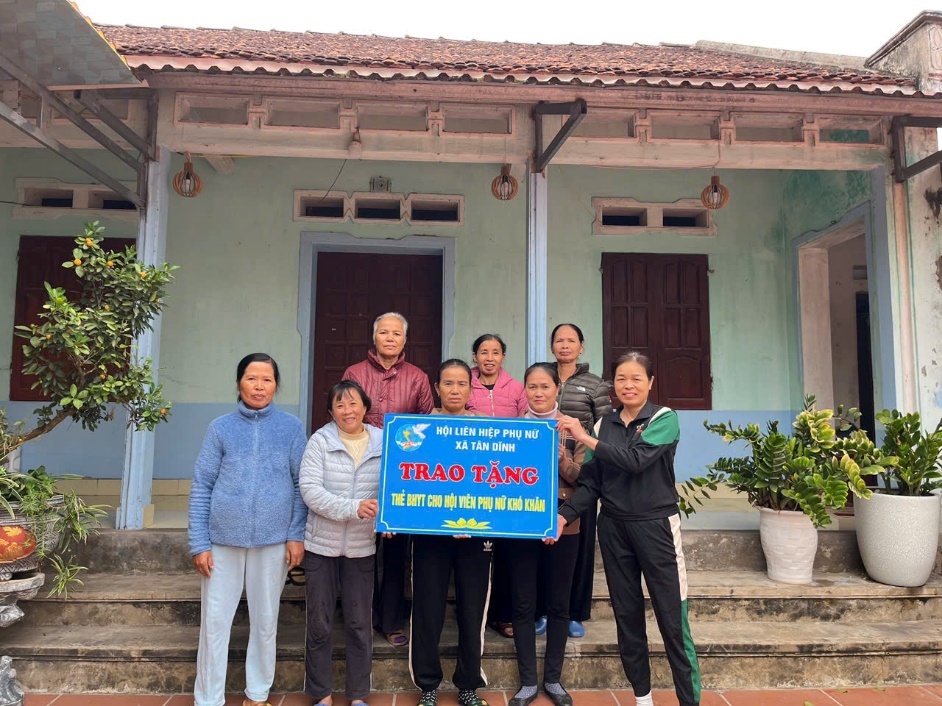 LAN TOẢ HOẠT ĐỘNG TẶNG THẺ BHYT CHO PHỤ NỮ, TRẺ EM  CÓ HOÀN CẢNH KHÓ KHĂN TRÊN ĐỊA BÀN HUYỆN LẠNG...