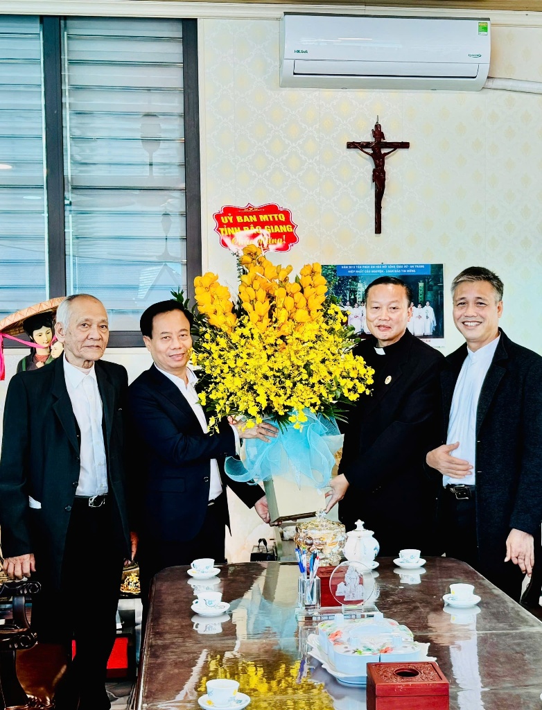 Chủ tịch Ủy ban MTTQ tỉnh Đinh Đức Cảnh thăm,  chúc mừng Giáng sinh tại Giáo xứ An Tràng, huyện...