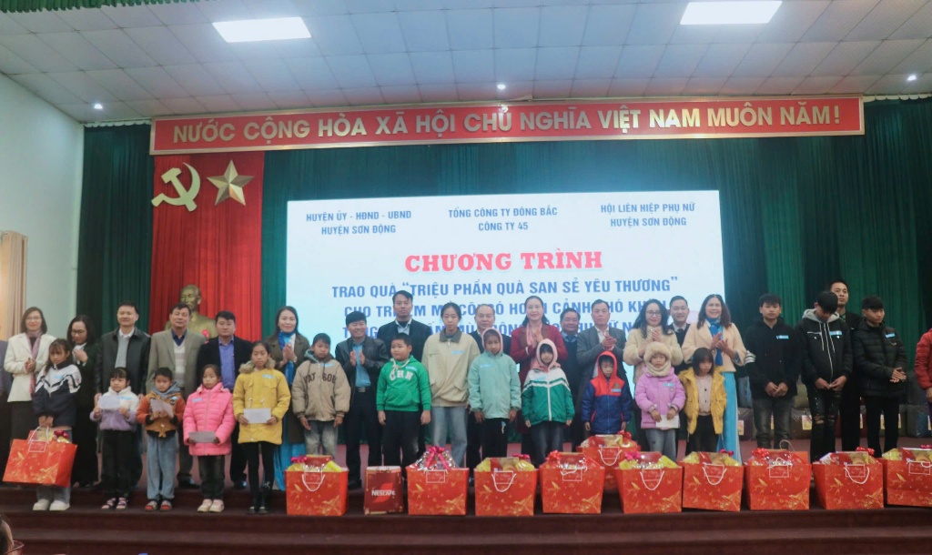 80 trẻ em mồ côi và phụ nữ nghèo, phụ nữ khuyết tật được nhận quà từ chương trình “Triệu phần quà...