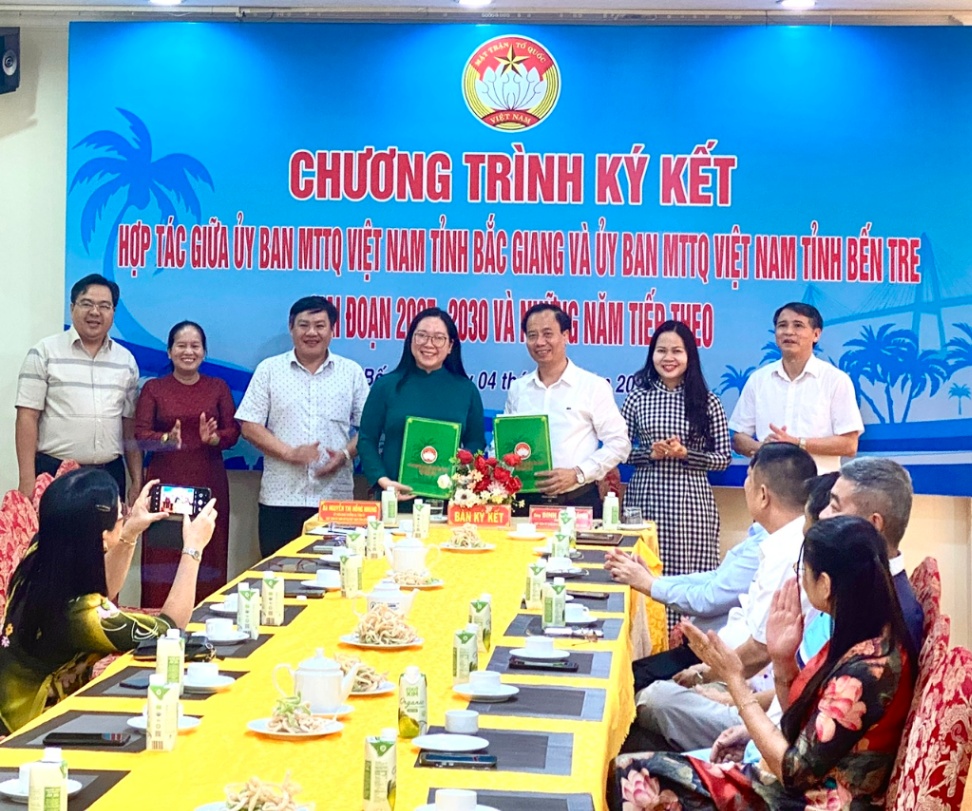 Ủy ban MTTQ Việt Nam tỉnh Bắc Giang và  Bến Tre tổ chức  kết nghĩa và ký chương trình  hợp tác...