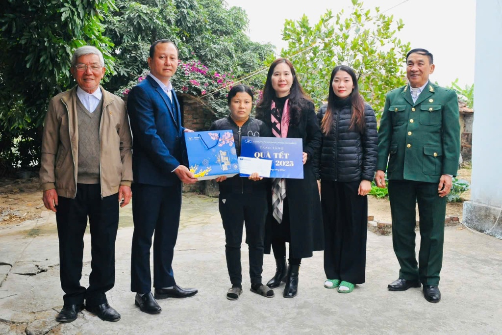 Hội LHPN thị xã Việt Yên trao tặng quà cho các gia đình phụ nữ nghèo,  có hoàn cảnh khó khăn, tàn...