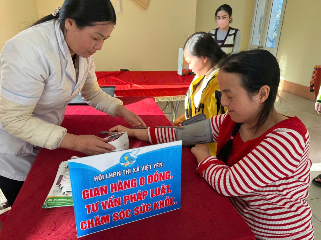 Hội LHPN thị xã Việt Yên tổ chức “Gian hàng 0 đồng” giúp đỡ công nhân nghèo nhân dịp xuân Ất Tỵ 2025