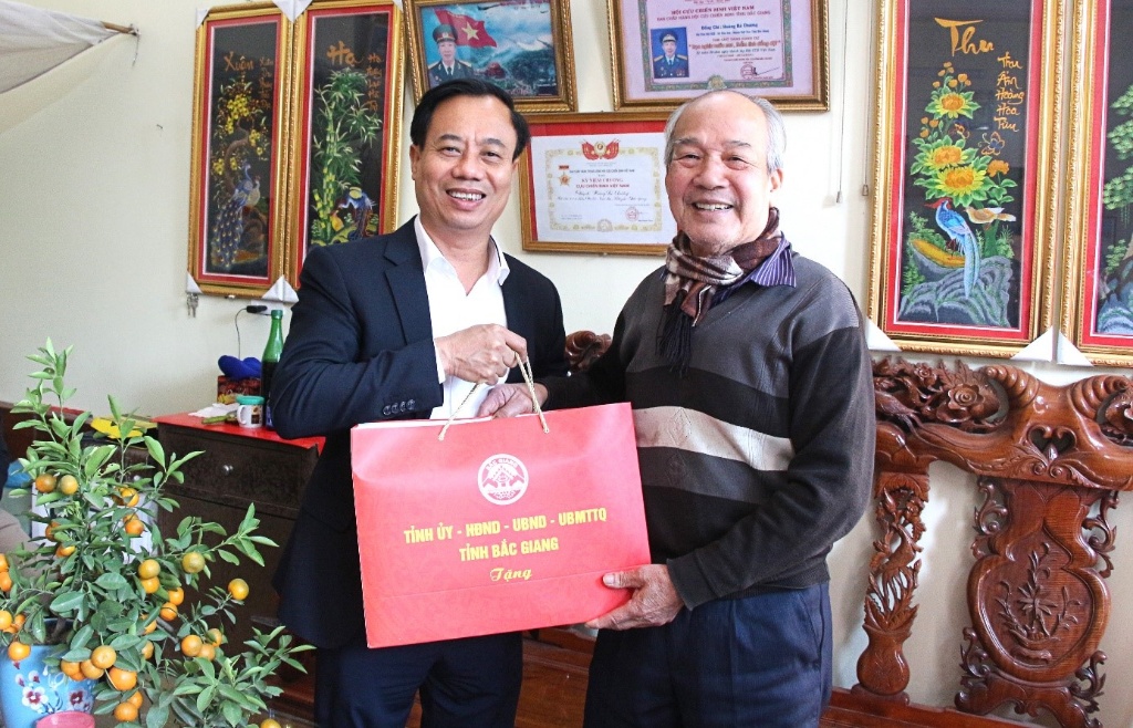 Chủ tịch Ủy ban MTTQ tỉnh Bắc Giang thăm, chúc Tết Giáo hạt Bắc Giang và tặng quà người có công