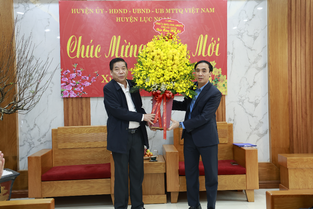 Bí thư Tỉnh ủy Nguyễn Văn Gấu thăm, tặng quà Tết cho người có công và hộ nghèo huyện Lục Ngạn
