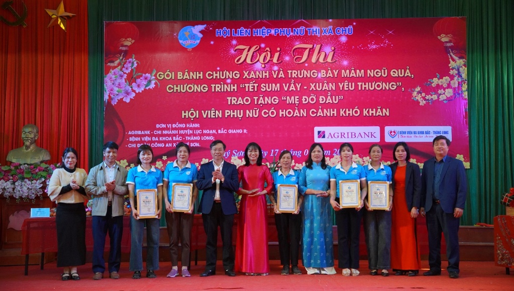 Hội Liên hiệp Phụ nữ thị xã Chũ tổ chức Chương trình “Tết sum vầy-Xuân yêu thương”, trao tặng “Mẹ...