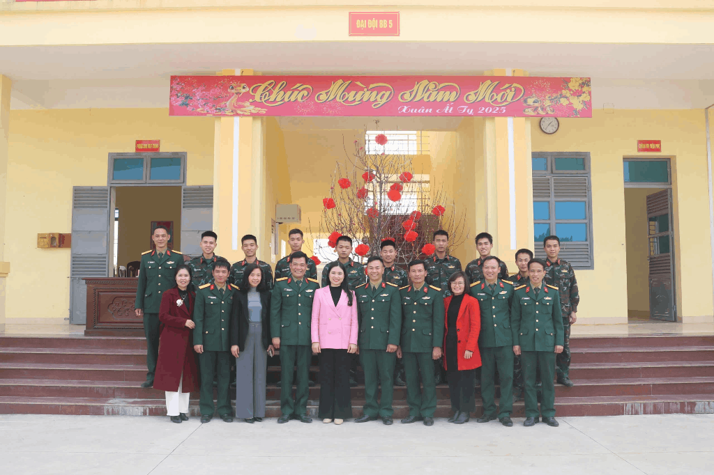 Hội LHPN tỉnh Bắc Giang thăm chúc Tết đơn vị bộ đội kết nghĩa