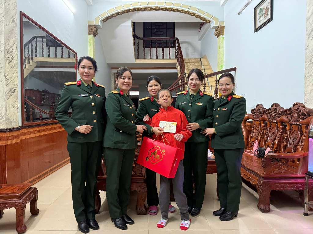 HỘI PHỤ NỮ CƠ QUAN BỘ CHQS TỈNH TẶNG QUÀ CÁN BỘ, HỘI VIÊN CÓ HOÀN CẢNH KHÓ KHĂN NHÂN DỊP TẾT...