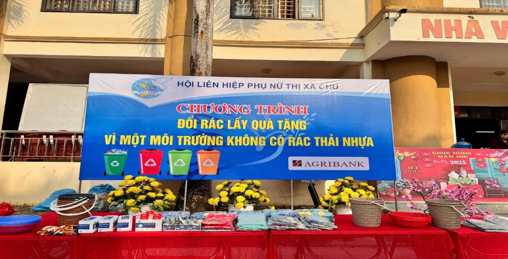 Hội Liên hiệp Phụ nữ thị xã Chũ tổ chức chương trình “Đổi rác thải tái chế lấy quà tặng” và “Phát...