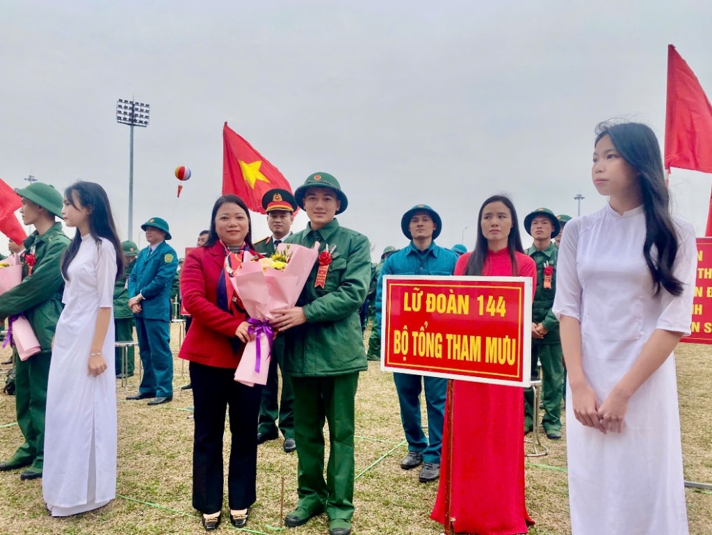 PHỤ NỮ BẮC GIANG ĐỘNG VIÊN TÂN BINH LÊN ĐƯỜNG NHẬP NGŨ