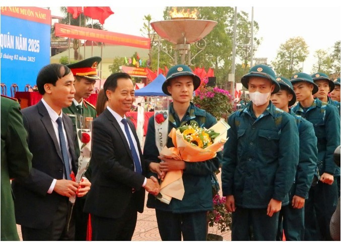 Đồng chí Đinh Đức Cảnh, Chủ tịch Ủy ban Mặt trận tổ quốc tỉnh  dự lễ giao nhận quân tại huyện Lục...