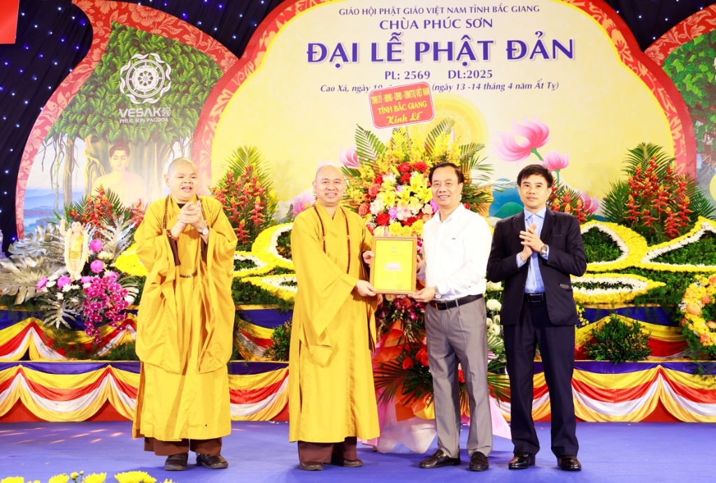 Phó Chủ tịch Thường trực UBND tỉnh Mai Sơn, Chủ tịch Ủy ban MTTQ tỉnh  dự Đại Lễ Phật đản năm...
