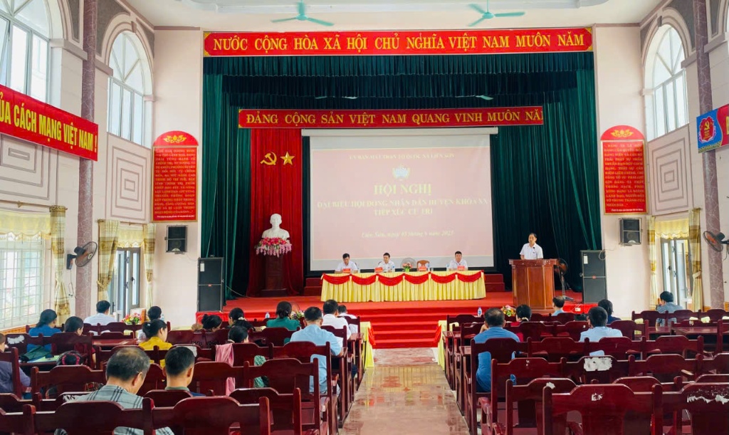 Đại biểu HĐND huyện tiếp xúc với cử tri xã Liên Sơn trước kỳ họp.