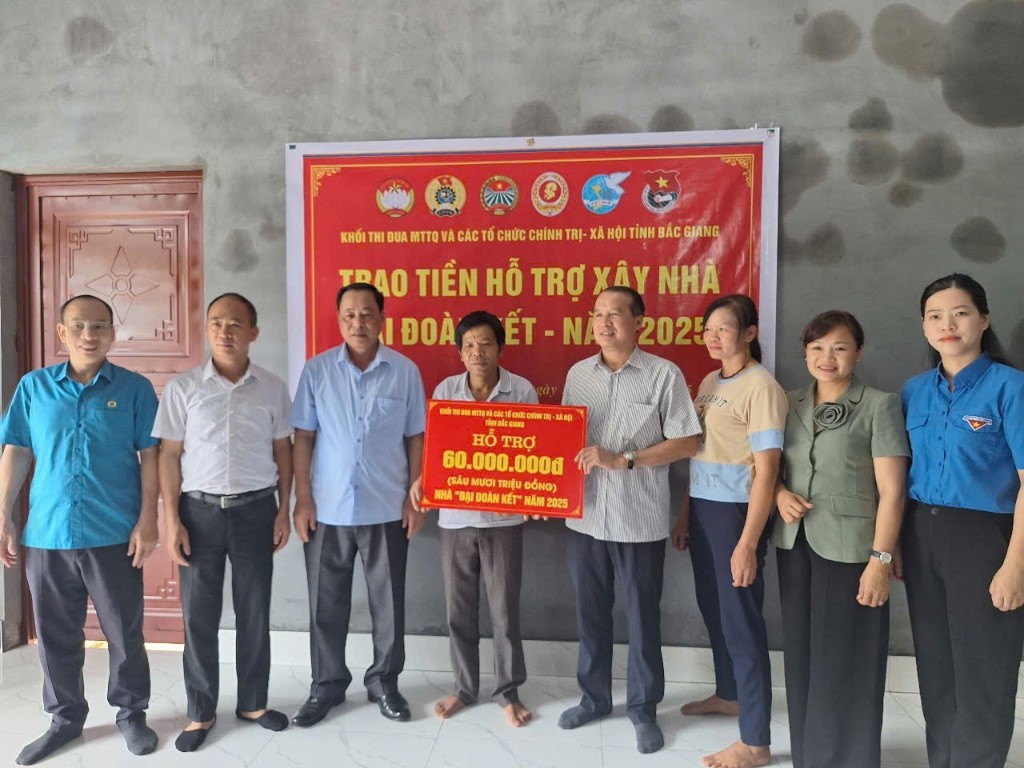 Khối thi đua MTTQ và các tổ chức chính trị - xã hội  tỉnh Bắc Giang: trao...|https://daibieunhandan.bacninh.gov.vn/ja_JP/web/uy-ban-mat-tran-to-quoc-tinh-bac-giang/chi-tiet-tin-tuc/-/asset_publisher/M0UUAFstbTMq/content/khoi-thi-ua-mttq-va-cac-to-chuc-chinh-tri-xa-hoi-tinh-bac-giang-trao-tien-ho-tro-xay-nha-ai-oan-ket-tai-thi-xa-chu