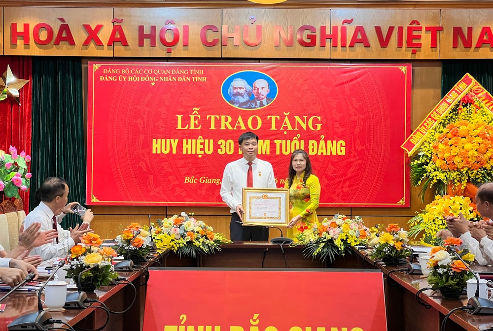 Đảng ủy HĐND tỉnh tổ chức Lễ trao Huy hiệu 30 năm tuổi Đảng