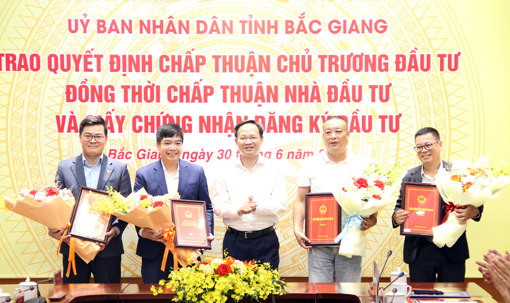 Bắc Giang trao Quyết định chấp thuận chủ trương đầu tư và Giấy chứng nhận đăng ký đầu tư