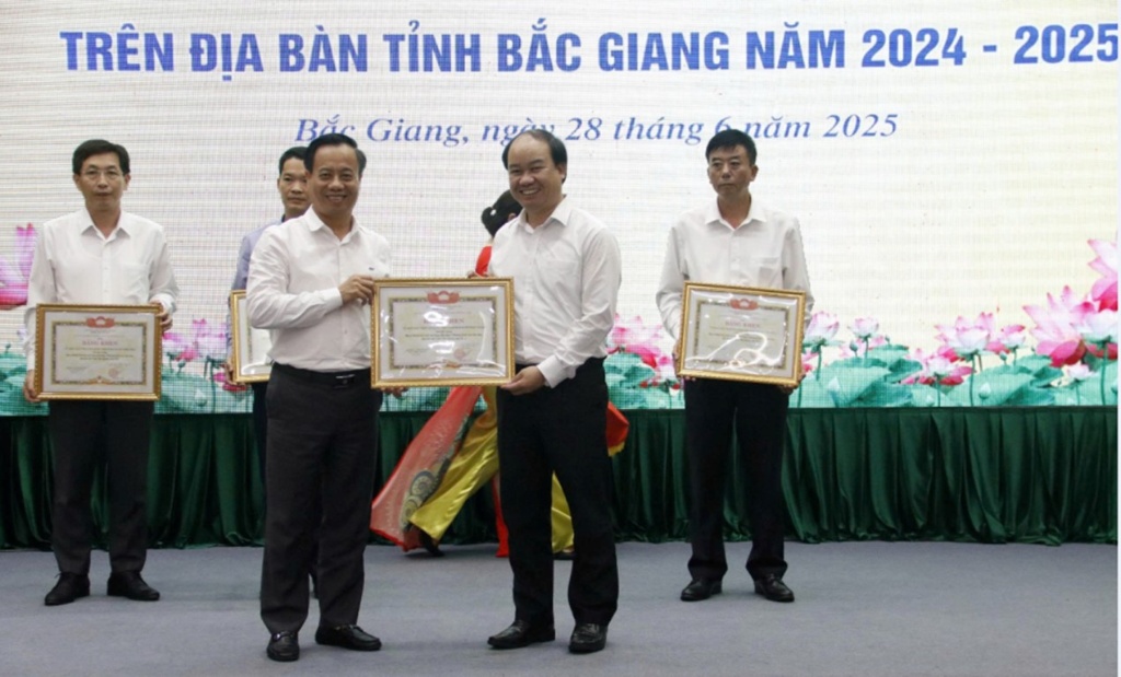 Bắc Giang tổng kết Chương trình xóa nhà tạm, nhà dột nát năm 2024, 2025|https://daibieunhandan.bacninh.gov.vn/vi_VN/web/uy-ban-mat-tran-to-quoc-tinh-bac-giang/chi-tiet-tin-tuc/-/asset_publisher/M0UUAFstbTMq/content/bac-giang-tong-ket-chuong-trinh-xoa-nha-tam-nha-dot-nat-nam-2024-2025