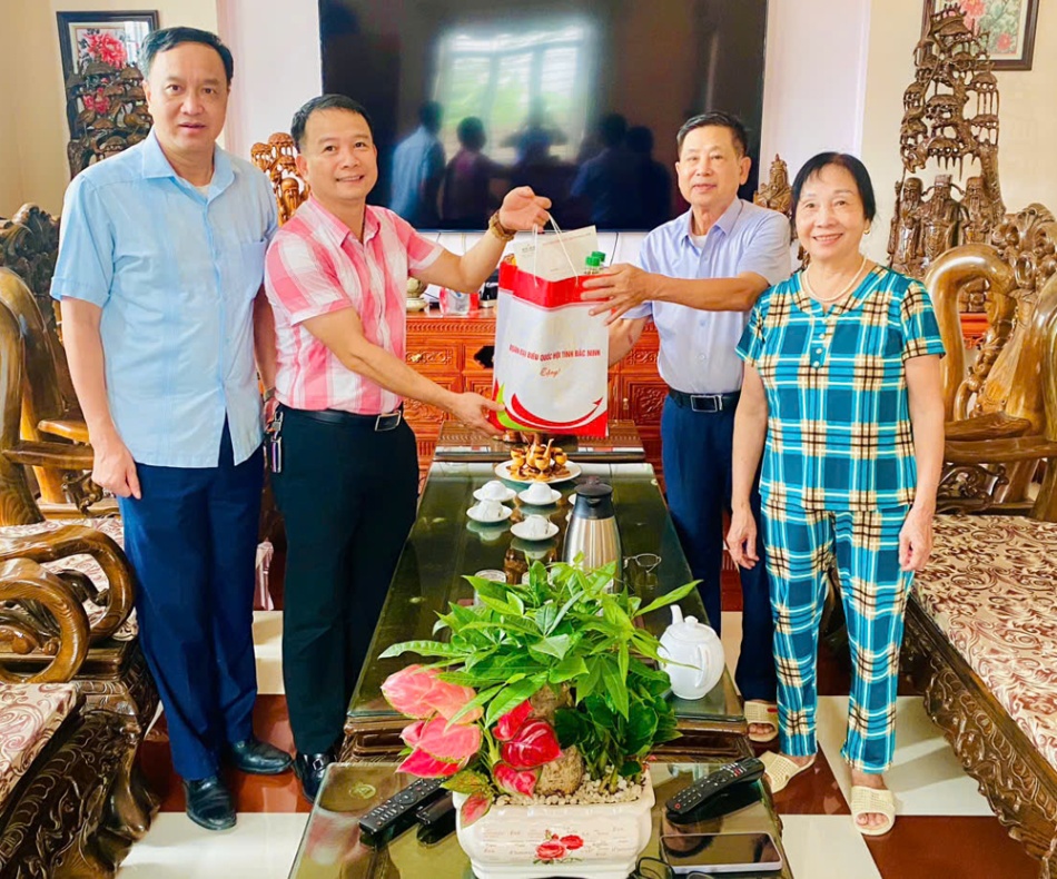 Phó Chánh Văn phòng Đoàn ĐBQH và HĐND tỉnh Bắc Ninh Nguyễn Tiến Hoà thăm, tặng quà tứ thân phụ...