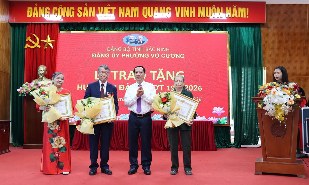 Phó Chủ tịch HĐND tỉnh dự Lễ trao huy hiệu Đảng tại Đảng bộ phường Võ Cường
