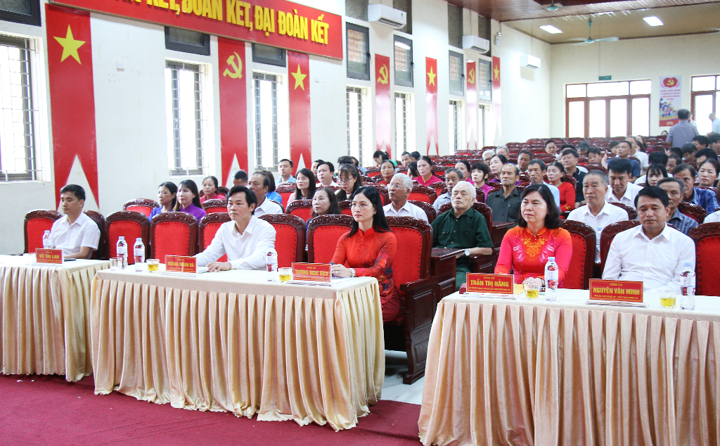 Phó Chủ tịch Thường trực HĐND tỉnh Trần Thị Hằng dự trao Huy hiệu Đảng tại xã Tân Dĩnh