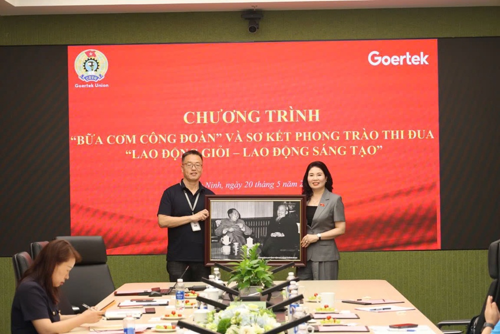 Đồng chí Trần Thị Vân, Tỉnh uỷ viên, Phó Trưởng đoàn ĐBQH tỉnh dự và động viên người lao động tại...