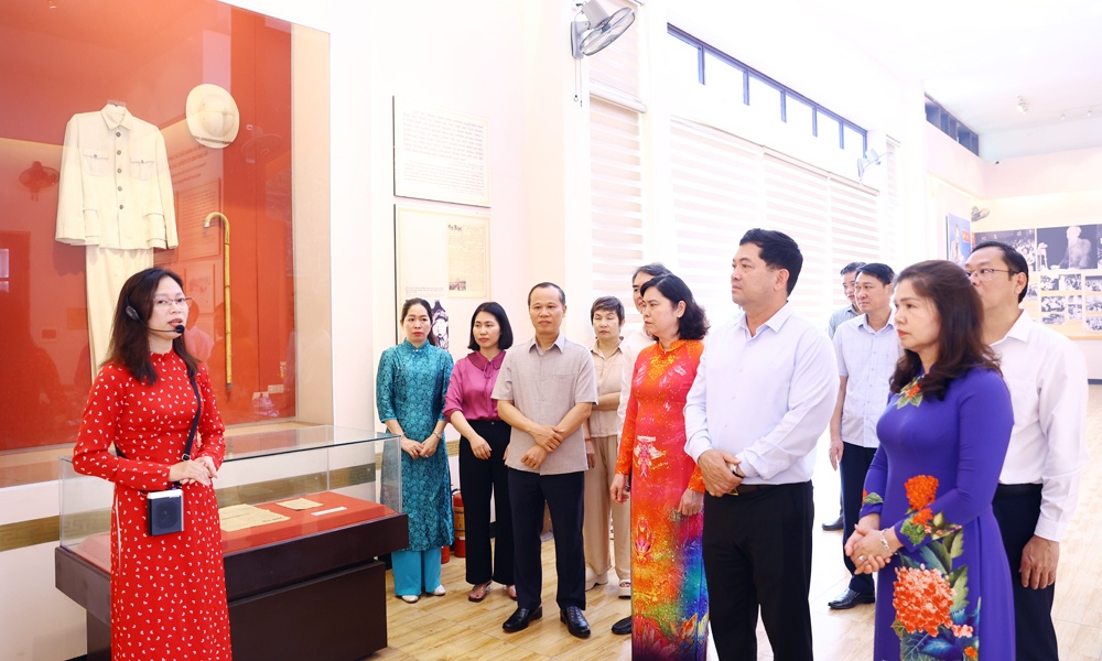 Lãnh đạo tỉnh Bắc Ninh dâng hương Chủ tịch Hồ Chí Minh