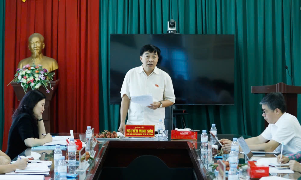 Đồng chí Trần Thị Vân, Tỉnh uỷ viên, Phó Trưởng Đoàn ĐBQH tỉnh  tham gia Đoàn khảo sát của Ủy ban...