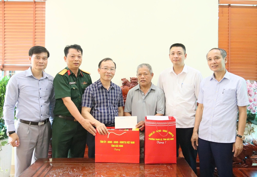 Đồng chí Trần Văn Tuấn, TUV, Phó Trưởng Đoàn Đại biểu Quốc hội tỉnh thăm, tặng quà người có công...