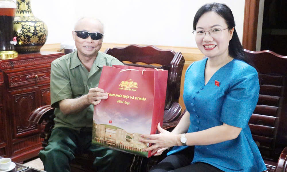 Ủy viên chuyên trách tại Ủy ban Pháp luật và Tư pháp của Quốc hội Đỗ Thị Việt Hà thăm, tặng quà...