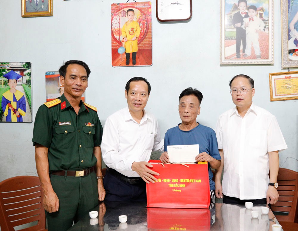 Phó Chủ tịch HĐND tỉnh Nghiêm Xuân Hưởng thăm, tặng quà người có công tại phường Đào Viên và Võ...